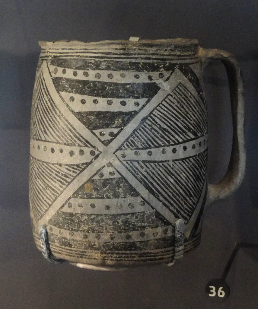 Aztec pottery design